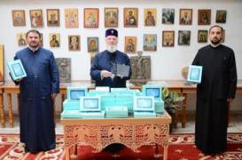 Arhiepiscopia Târgoviștei a dăruit 145 de tablete performante, cu internet pe un an, unor elevi din județul Dâmbovița