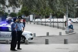 Poliţişti discută pe stradă în Bucureşti