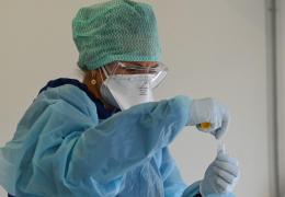 Studiu: Persoanele infectate a doua oară cu SARS-CoV-2 nu au mai răspândit virusul