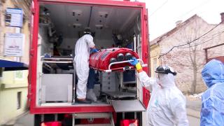 Paramedici coboară izoleta din ambulanță