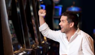 Tânăr din Iași reținut după ce a scos din păcănele 2.000 de euro, înșelând angajatul sălii