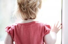 Căzută în gol de la balcon, fetița unei familii de români din Italia a deschis din nou ochii