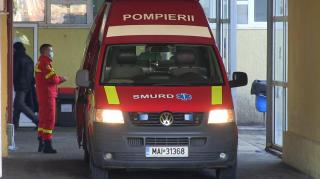 Paramedic SMURD lângă o ambulanță