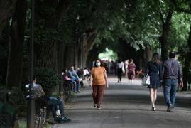 Femeie cu mască se plimbă în parc