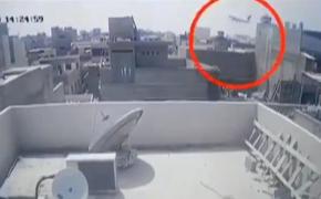 Un avion cu 107 oameni la bord s-a prăbuşit peste un cartier de case, în Pakistan