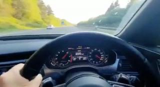 Șoferul unui Audi RS6 s-a filmat în timp ce conduce cu peste 320 km/oră, pe o autostradă din Anglia (Video)