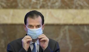 Ludovic Orban își aranjează masca de protecție la ședință