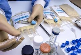 Medic cu mostre de plasmă cu anticorpi de coronavirus