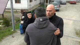 Bărbaţi se îmbrâncesc la Mănăstirea Jieţ