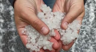 Alertă meteo emisă de ANM. Grindină, furtuni și vijelii puternice lovesc 17 județe