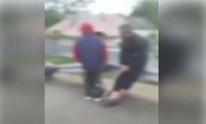 Gol pușcă, un tânăr lovește și batjocorește un puști, în plină stradă, la Roznov. Alți tineri filmează și se amuză