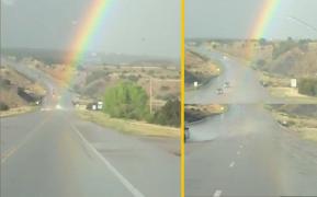 O mașină ajunge la capatul unui curcubeu și trece fix prin punctul în care atinge asfaltul