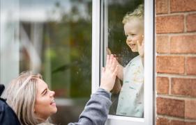 Asistenta și soțul ei luptă pentru combaterea coronavirusului