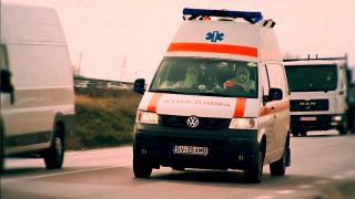 Ambullanță în misiune pe un drum din Suceava