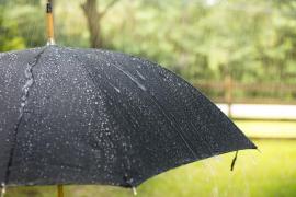 Umbrelă în ploaie torențială de mai