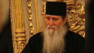 Pimen ascultă slujba la Iași