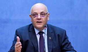 Raed Arafat ia cuvântul în conferința de presă