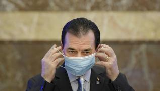 Ludovic Orban îşi pune masca de protecţie pe faţă