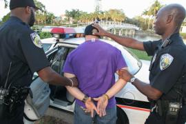 Un tânăr și-a ucis colegul de cameră, încercând să afle dacă un pistol e mai bun ca un cuțit, într-o luptă