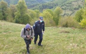 Bărbatul a fost ajutat de jandarmi să ajungă la destinație