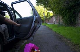 Copilă de 9 ani, luată cu forța de pe stradă și sechestrată de doi tineri, în Galați