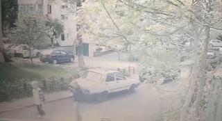 O femeie cu un copil mic de mână, trântită la pământ și tâlhărită pe stradă, la Piatra-Neamț