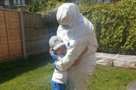 Sheila Abbott s-a echipat precum un astronaut doar ca să-și îmbrățișeze nepotul