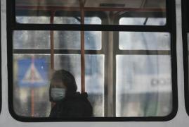 Călătoare priveşte pe fereastra tramvaiului