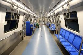 Călător singur într-un metrou din Bucureşti