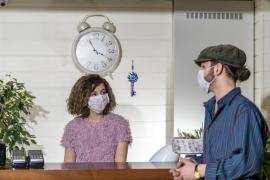 Recepţioneră la hotel vorbeşte cu un client