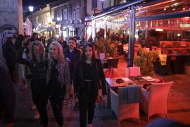 Clienți în zona teraselor din Centrul Vechi