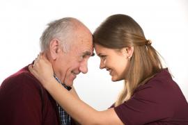 Un braşovean de 90 de ani a plătit clipe de vis cu o tânără de 21 de ani, dar a adormit. Fata l-a şi jefuit