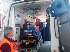 Medicul Tudor Ciuhodaru consultă un pacient adus cu ambulanța la spital