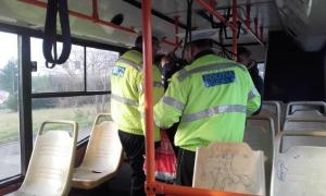 Un tânăr a amenințat cu cuțitul șoferița unui autobuz, care îi ceruse să-și pună masca pe față