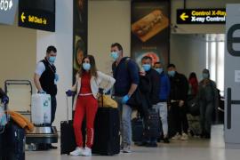 Pasageri pe aeroportul Otopeni la control