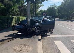 Singur pe șosea, un șofer s-a înfipt cu BMW-ul într-un stâlp, la Cluj-Napoca