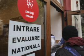 Elev care dă Evaluarea Națională e verificat de medic la intrarea în școală