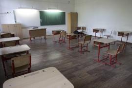 Sală de clasă cu bănci goale