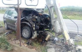 Un bihorean a încercat să-şi ia viaţa intrând cu maşina într-un stâlp. La spital, a rugat medicii să-l ajute