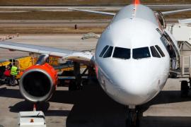 Produse de lux, cosmetice și băuturi furate din containerele încărcate în avioane pe Otopeni