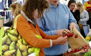 Clujeni reţinuţi, după ce au folosit bancnote false de 100 de dolari ca să cumpere legume, în piaţă