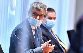 Ministrul Economiei a anunțat când s-ar putea redeschide mall-urile și când scăpăm de izolare, la revenirea în țară