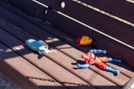 Copil de 5 ani lovit de mașină in timp ce se juca pe o bancă