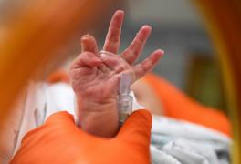 Bebeluş de 5 săptămâni, cel mai tânăr pacient vindecat de COVID-19 la Arad