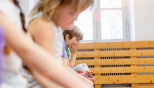 Cinci copii au rămas acum doar în grija mamei, după ce tatăl lor s-a spânzurat