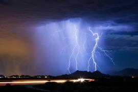 Grindina și vijelii puternice lovesc acum 4 județe. Alerte Cod Roşu, emise de ANM