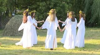 Tradiţii şi superstiţii de Sânziene. Ritualuri în ziua de Drăgaică sau Amuţitul Cucului, pentru măritiş şi dragoste