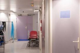 Bătrân mort într-un spital din Gorj, ținut o noapte întreagă în vestiar, lângă saloanele altor pacienți