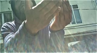 Doi tineri l-au stâlcit în bătaie pe bărbatul din Neamț acuzat pe Facebook că ar fi lovit o femeie cu copilul în braţe (Video)