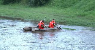 Fetiță de 5 ani, luată de ape în Sibiu. Copila a căzut în râul Cibin după ce s-a aplecat să-și ia pantoful din apă (Video)
